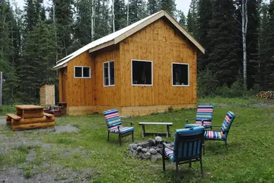 Image de Grouse House. Off Grid Wilderness Cabin in Dease Lake