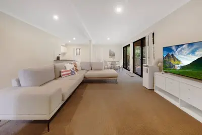 Image de Tranquil Lower-Level Retreat | 7 Mins to Beach