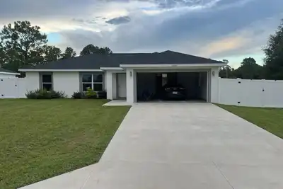 New home, lake park less then 1min. The World Equestrian Center 15 minutes away.