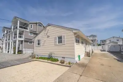 Image de Adorable 3 Bedroom located in the south end of Sea Isle. Two blocks to the beach.
