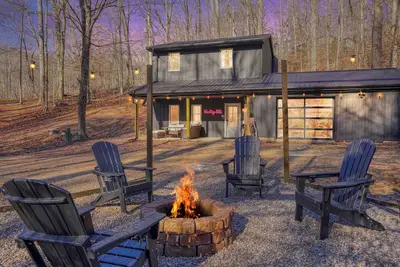 Image de Hot Tub~Firepit~Axe Throw~Near Ash, Old man’s cave, Cedar falls