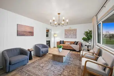 Image de 3-bedroom home located just minutes from Nrg featuring a fire pit/indoor hot tub