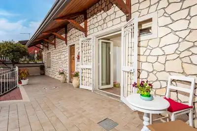 Image de Maison d'hôtes 'Pètra Janca' avec vue sur la montagne, terrasse privée et climatisation