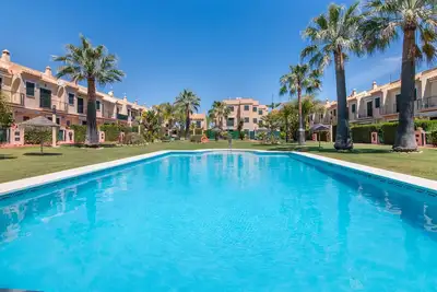 Image de Maison de vacances 'Islantilla' avec piscine partagée, terrasse privée et Wi-Fi