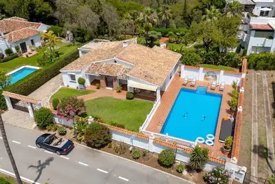 Image de Villa \"Real\" avec piscine privée, Wi-Fi et climatisation