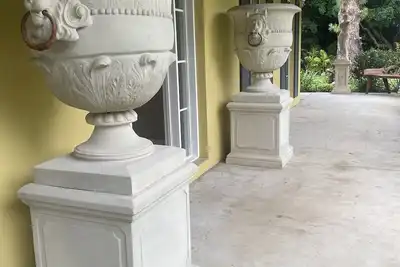 Image de 4 Bedroom family size Homestead with pool