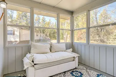 Image de Charming 3-bedroom cabin with Ac, WiFi on canal to Castle Rock Lake