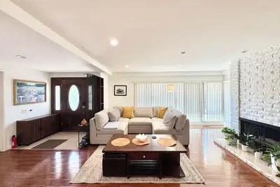 Image de Serene Garden Retreat Luxury 4br Elegant Interior