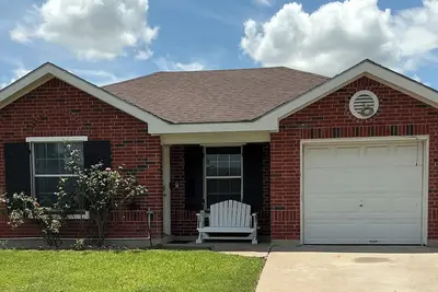 Image de Charming & Spacious 4-bedroom homr with Ac, WiFi, Lots of Parking in Brownsville