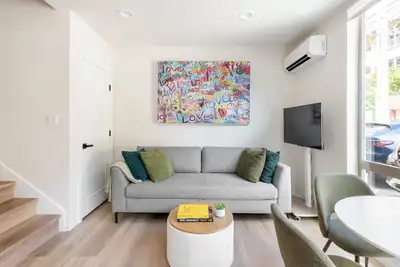 Image de Perch - Walk Score 95! Enjoy Ac, Private Parking, and a Rooftop Deck