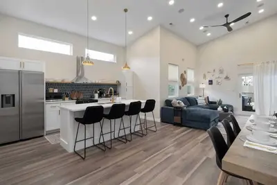 Image de Modern Lake House 3 Blocks from the Lake!