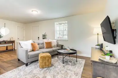 Image de 4 Mi to Dtwn: Dog-Friendly Fayetteville Home