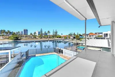 Image de Spacious 4-Bedroom Riverside Home Surfers Paradise