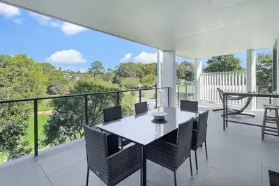Image de Modern 3-Bedroom Golfside Apartment with Balcony