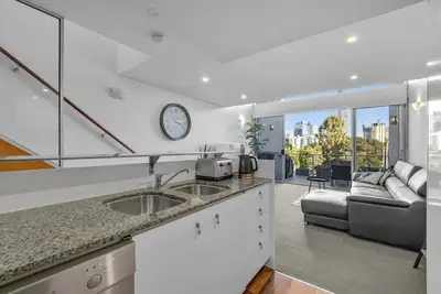 Image de Spring Hill 2br with Pool and Balcony Views