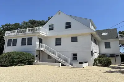 Image de Spacious bay block 6 bedroom 4 bath home in Beach Haven Gardens