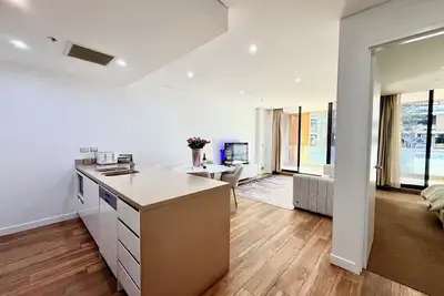 Image de Near airport city 2 mins to train, cafes, stores w parking