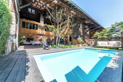 Image de Loft urbain d'exception avec piscine : l'adresse idéale pour vacances rêvées.
