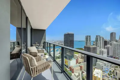 Image de Downtown 2br Oasis: Pool, Gym, Balcony Views