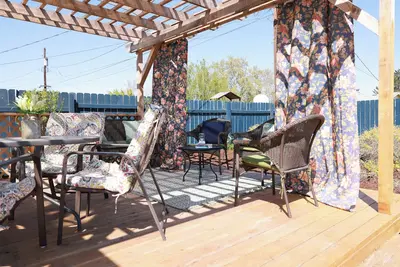 Image de large deck! Close to rivers and all shopping