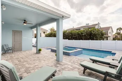Image de Luxurious 8 king bedroom, 10 bath Melbourne, Fl retreat across from a private 40-mile sandy beach