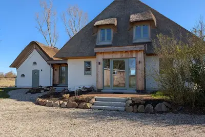 ReetCottage - secluded location, large garden, wood-burning stove, 2 shower baths, 2 parking spaces
