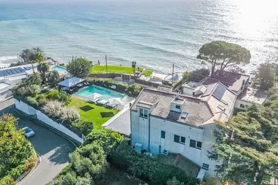 Image de Joli appartement avec Wifi, bain à remous, piscine privée, Tv, patio, animaux admis et parking