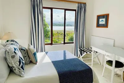 Image de Enchanting 3-Bedroom Riverside Retreat in Plettenberg Bay: WiFi & Scenic Views