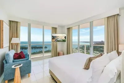 Image de 2/2. 5 Bay View Beauty in Coconut Grove- Parking for 2 cars included!