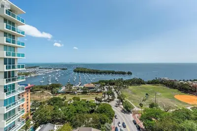 Image de Bay View Beauty: 1/1. 5 bath condo in Coconut Grove! Parking Included