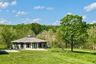Image de One-of-a-Kind Upscaled Fiberglass Round House