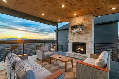 Image de Luxury Getaway, Sleeps 6・Views, Hot tub, Roof Deck