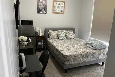 Image de Cozy Private Room in a Family Home with Private Washroom.