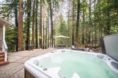 Image de Hazels Hideaway: Hot Tub | Redwoods | Bonus Room!
