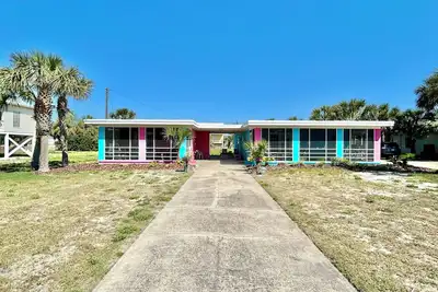 Image de Miami Vice, across the street from the beach