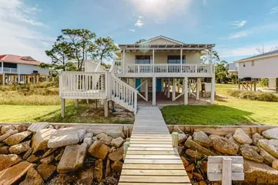 Image de Bayside Cottage bayfront home with private dock