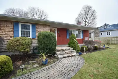 Image de 3 Bedroom, 2 bathroom | Central Air | Beautiful Outside Amenities | Minutes from your Beach Access