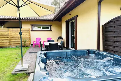 Image de Wellness cottage in the woods. Close to sandy beaches. Private terrace with jacuzzi.