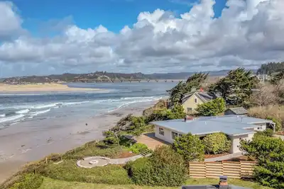 Image de Updated Single-level Oceanfront Home Has Fantastic Views, Hot Tub, Fire Pit, Bbq