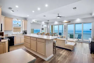Image de Marbella Villa 1: Beachfront 3-Bedroom Condo Ami with Bbq Area