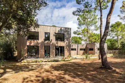 Image de Maison en bois, limite de forĂŞt, 10 min Ă pied de la plage
