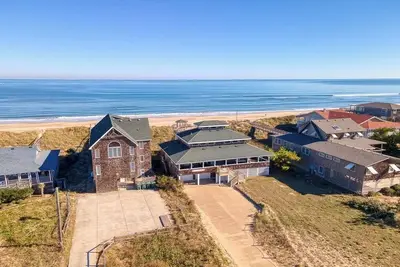 Image de Classic Nags Head oceanfront cottage w/ pool & hot tub!