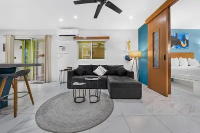 Image de 3 Private 1br in downtown w/pool