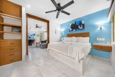 Image de 3 private apts. downtown w/pool