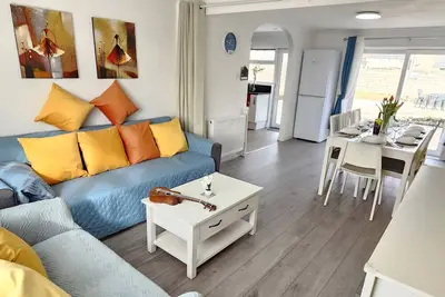 Image de 6 Minutes Walk To The Beach \/Easy Access Downstairs Bedroom\/Wet Room.