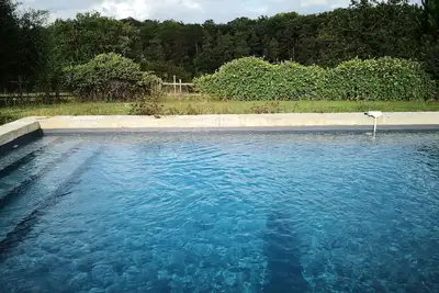 Image de La douceur, le silence et l'espace d'une maison de campagne, piscine privée