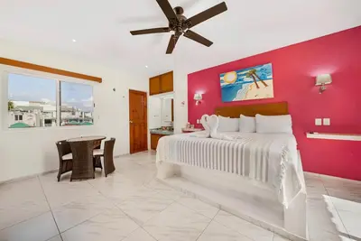 Image de 3 private studios downtown with rooftop jacuzzi