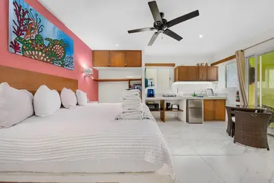 Image de 2 private studios downtown w/rooftop jacuzzi