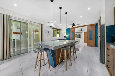 Image de 2 private apts. downtown w/pool