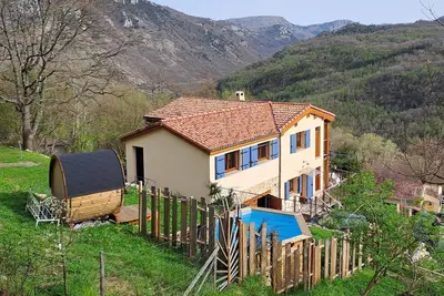 Image de Maison au calme avec piscine sauna grand jardin et jeux d'enfants. Idéal famille